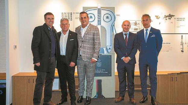 Miguel de los Toyos, alcalde de Eibar; Oscar Pérez, vicepresidente de BOJ; Santiago Olañeta, presidente de BOJ; Oskar Alberdi, secretario general de la SPRI; y Alberto Ahedo, director de BOJ Global. 